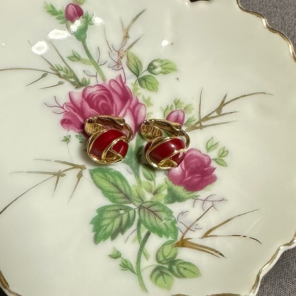 Vintage red/gold clip on knot earrings - Picture 2 of 5